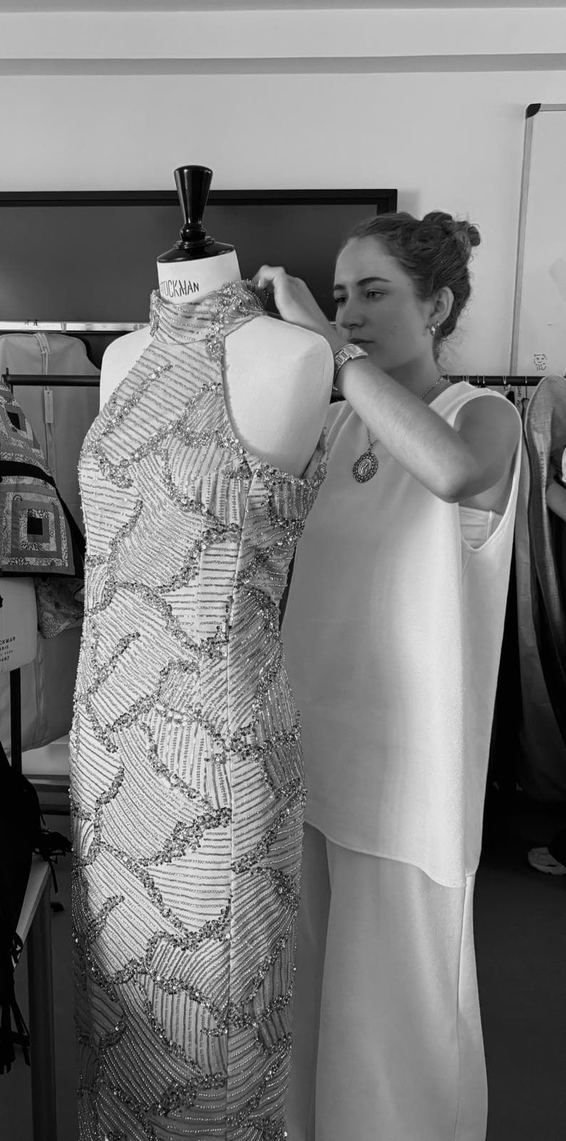 Diseñadora trabajando en el atelier NOSS